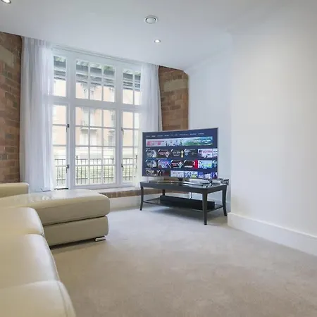 Chocolets - The Lion Han/Misafirhane York