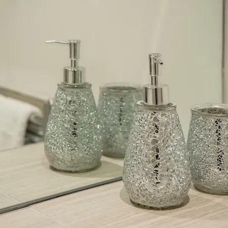 Chocolets - The Lion アパート